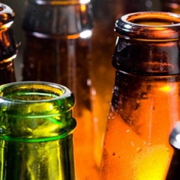 Por qué las botellas de cerveza siempre son marrones o verdes